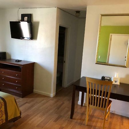 Americas Best Value Inn Visalia Exterior photo