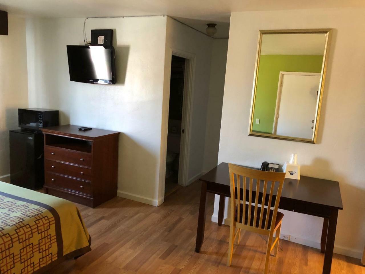 Americas Best Value Inn Visalia Exterior photo
